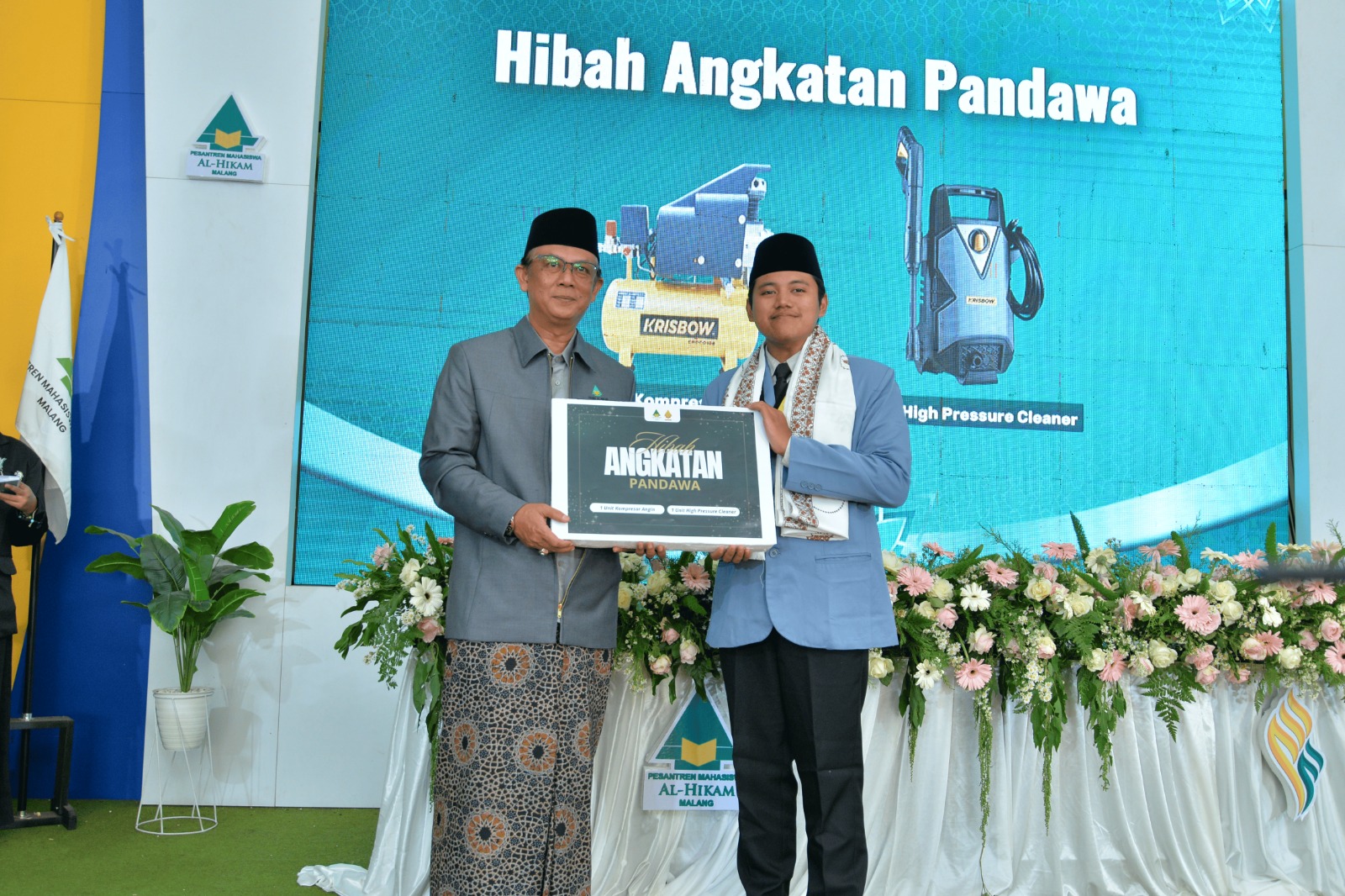 Bentuk Dedikasi Alumni, Angkatan Pandawa Serahkan Hibah dan Kenang-kenangan dalam Wisuda Al-Hikam 32