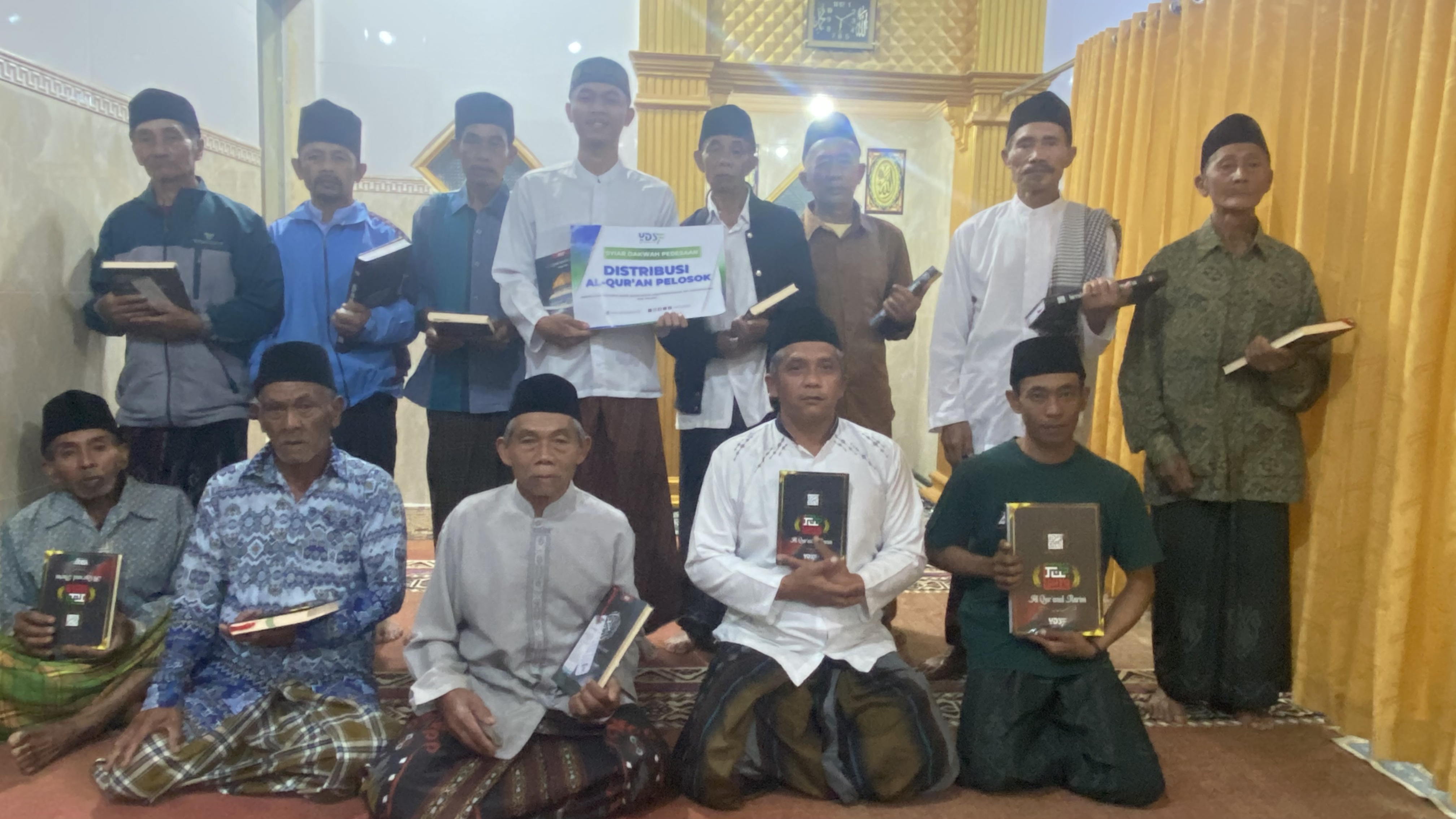 Lewat Program Dimas, Pesma Al-Hikam & YDSF Salurkan 20 Al-Quran ke Musholla Nurul Majdi