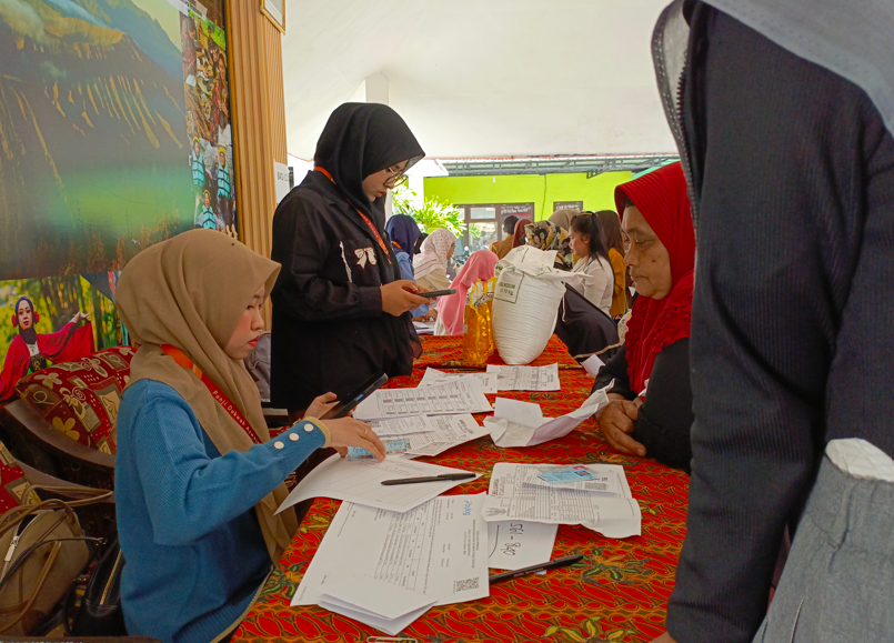Dinsos Salurkan Bantuan Pangan kepada Ribuan Warga Wringinanom, Santri AL-Hikam Turut Dikerahkan