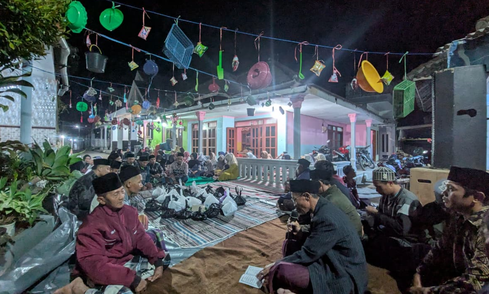 Warga Dusun Besuki dan Santri Semarakkan Malam 1 Suro dengan Makan Bersama dan Jabutan