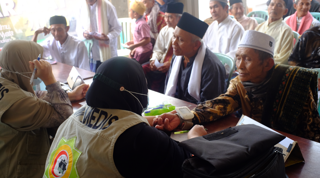 Santri Al-Hikam bersama Lembaga Sosial BMH Gelar Cek Kesehatan Gratis bagi Warga Dusun Simpar Malang