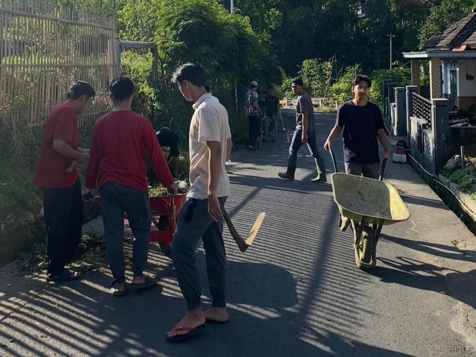 Sinergi Warga dan Santri Gelar Kerja Bakti Bersihkan Saluran Air di Dusun Besuki
