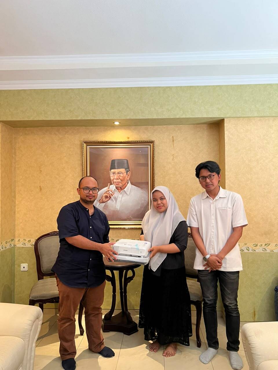 Sinergi Membangun Pesantren, Putri Aidillah, Anggota DPRD Kota Malang Salurkan Bantuan LCD Proyektor