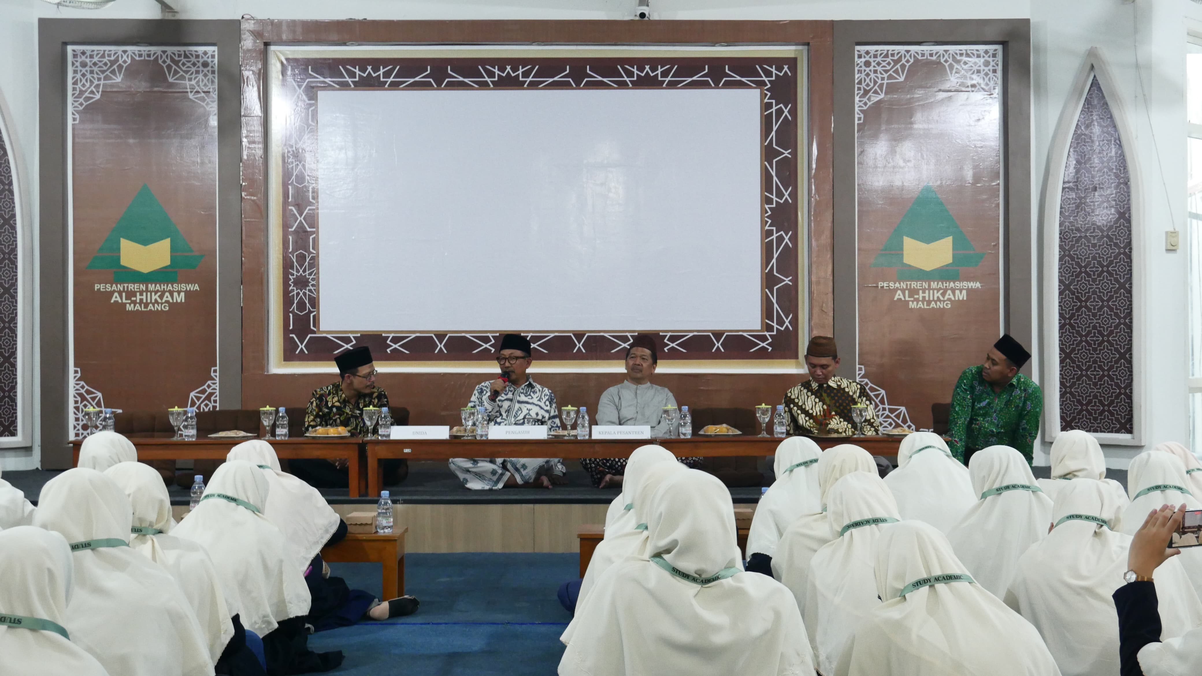 Silaturahmi dan Studi Akademik: Mahasiswi PBA UNIDA Gontor Menggali Kurikulum Pesma Al-Hikam Malang